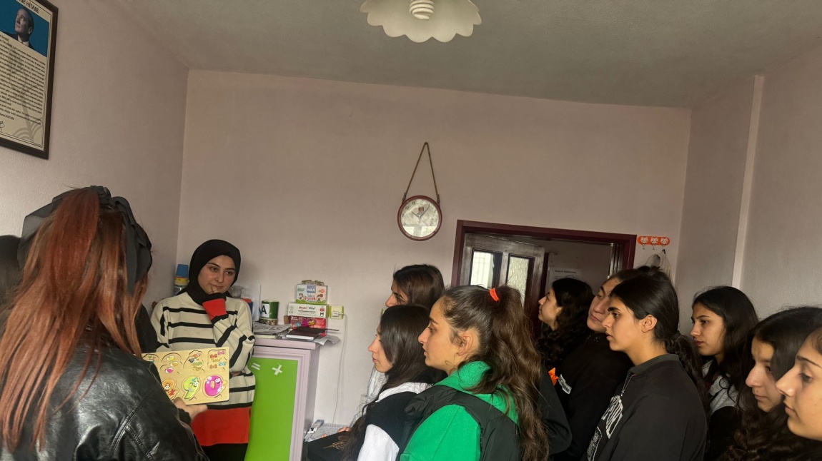 Okulumuz çocuk gelişimi öğretmeni Evin ÖZTÜRK'ün rehberliğinde çocuk gelişimi öğrencileri ile Sevgi rehabilitasyon merkezine gezi düzenlenmiştir.